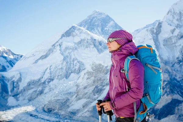 妇女在喜马拉雅山徒步旅行 与地球最高峰珠穆朗玛峰面对面 旅游体育生活方式概念 — 图库照片