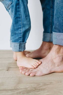 Evde oynayan mutlu baba ve oğul. Arkadaş canlısı aile kavramı