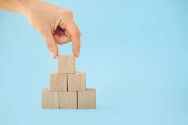 Weibliche Hand Legt Den Holzwürfel Auf Die Obere Pyramide Ein — Stockfoto