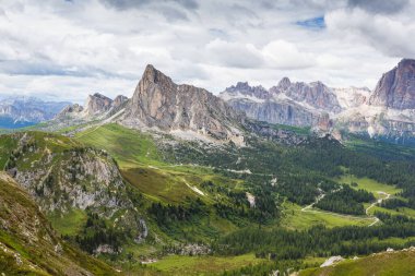 Güzel Dolomitler panoraması. Yürüyüş yolu Passo Giau 'dan başlıyor. İtalya