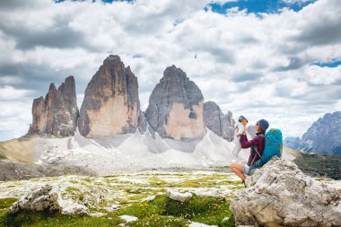 Aktif anne dağlarda bebeğiyle oynuyor.