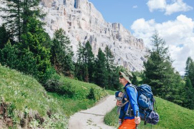 İki kişilik aktif aile görüşü, baba ve oğul, Dolomitler, İtalya 'daki vadi ve dağ manzarası, aktif aile tatili kavramı