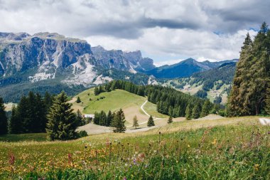 Dolomitlerin muhteşem yaz manzarası, İtalya