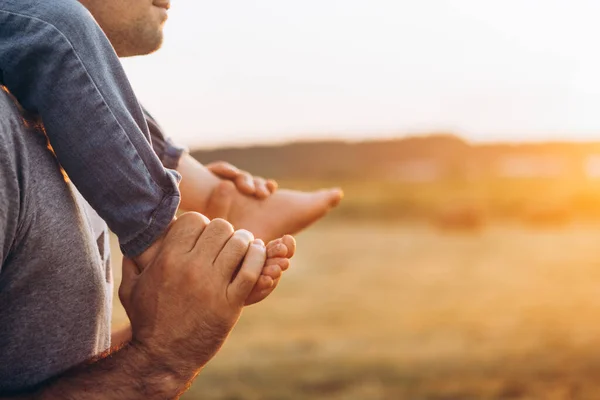 Padre Sosteniendo Pequeño Pie Hijo Parque Atardecer Familia Confianza Protección — Foto de Stock