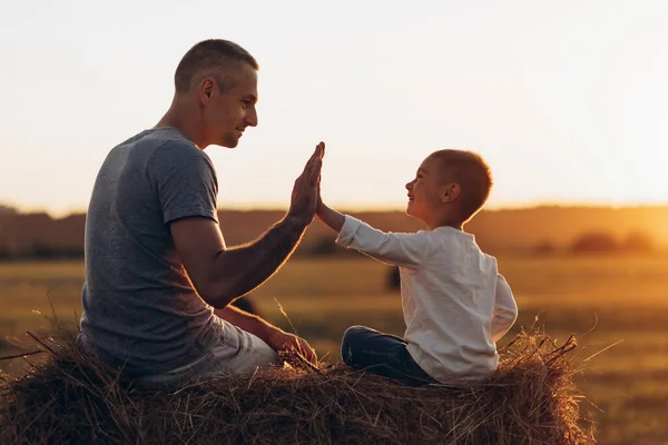 Pai Filho Brincando Parque Hora Pôr Sol Família Confiança Proteção — Fotografia de Stock