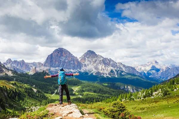 Caminhante Jovem Com Mochila Sobe Para Topo Montanha Discovery Travel — Fotografia de Stock