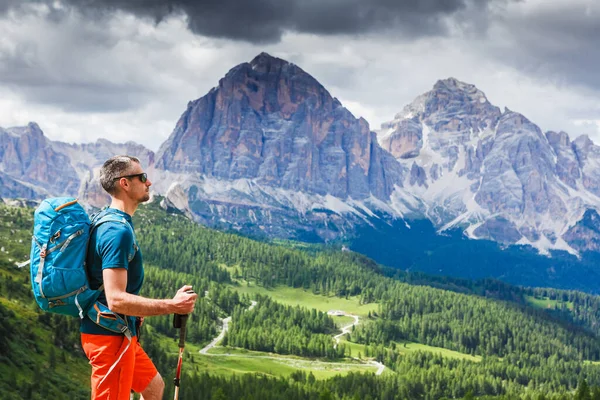 Jeune Homme Avec Sac Dos Sur Sentier Montagne Dolomites Mountains — Photo