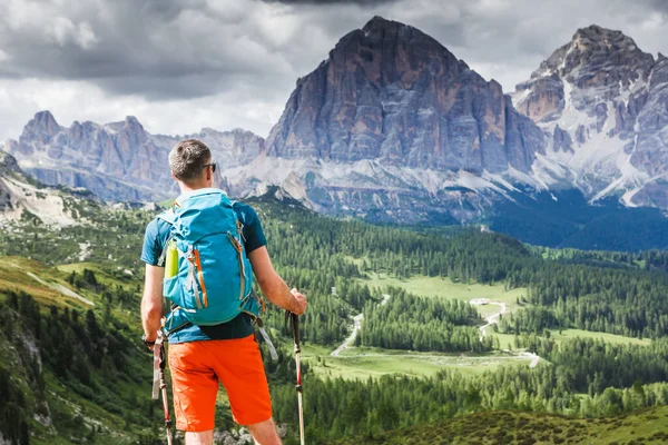Jovem Com Mochila Trilha Montanha Dolomites Mountains Itália — Fotografia de Stock