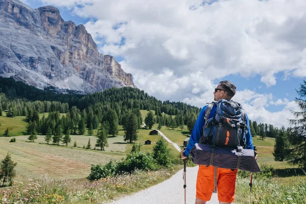 Homem Viajante Viajando Sozinho Paisagem Tirar Fôlego Dolomites Mounatains Travel — Fotografia de Stock