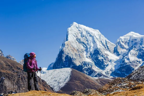 Jonge Vrouwelijke Wandelaar Met Rugzak Ontspannen Top Van Een Berg — Stockfoto