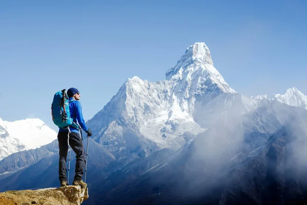 Junge Männliche Wanderer Mit Rucksack Entspannen Sich Einem Sonnigen Sommertag — Stockfoto