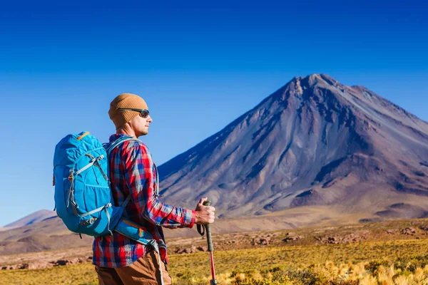 Jovem Com Mochila Assistindo Com Vista Para Vulcão Lindo Vulcão — Fotografia de Stock