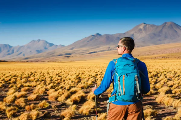 Człowiek Samotnie Podróżujący Backpacker Turystyka Górach Aktywny Zdrowy Styl Życia — Zdjęcie stockowe