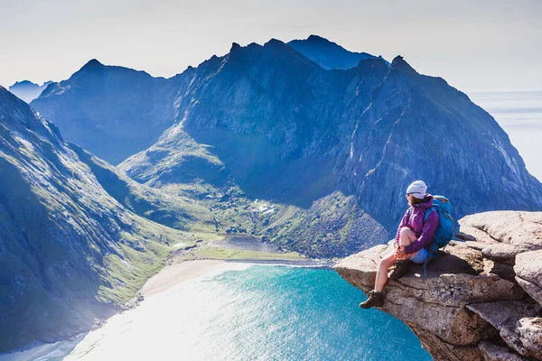 Ragazza Con Uno Zaino Sulla Roccia Riva Mare Viaggiatore Guarda — Foto Stock