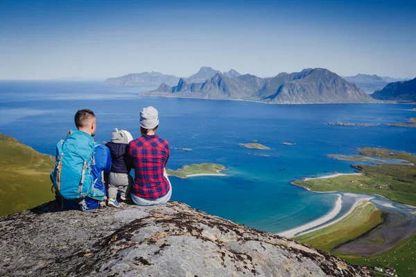 Famiglia Felice Madre Padre All Aperto Con Bambino Insieme Vacanze — Foto Stock