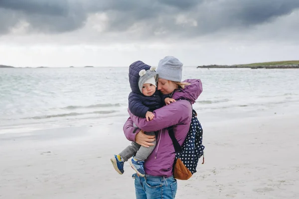 Genç Çekici Bir Anne Küçük Oğlu Sahilde Eğleniyor Lofoten Adaları — Stok fotoğraf