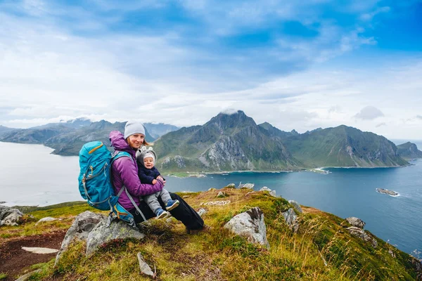 Aile Seyahati Anne Oğul Birlikte Dağlarda Yürüyüş Yaz Tatili Macerası — Stok fotoğraf