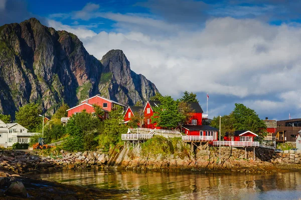 フィヨルドと山々の素晴らしい自然の景色 美しい反射 所在地 ノルウェー スカンジナビア山脈 芸術的な絵 美の世界 完全な自由の感覚 — ストック写真