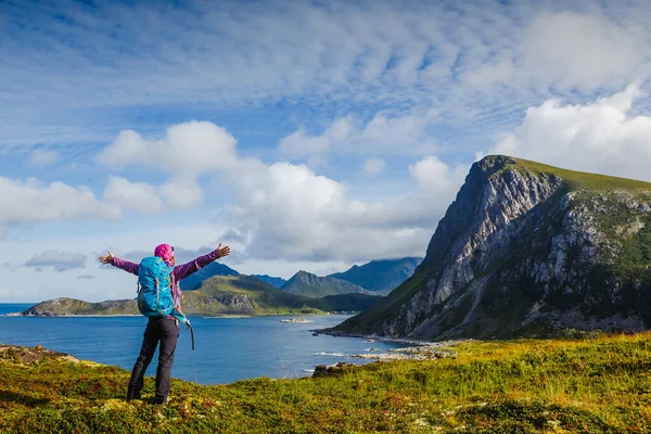 Žena Turistka Těší Vrcholu Hory Při Pohledu Neuvěřitelný Výhled Norský — Stock fotografie