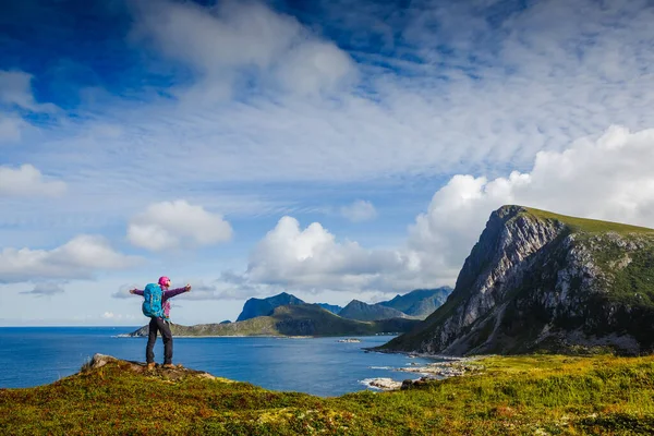Mujer Excursionista Disfrutando Cima Montaña Mirando Las Increíbles Vistas Fiordo —  Fotos de Stock