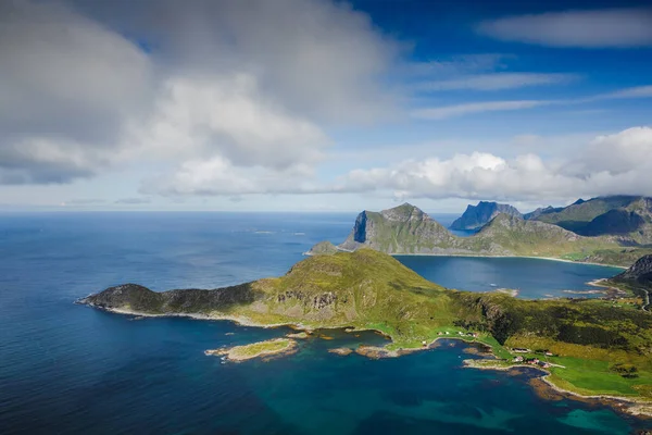 素晴らしいフィヨルドのパノラマ ロフテン諸島の白い砂浜と山々 ノルウェー — ストック写真