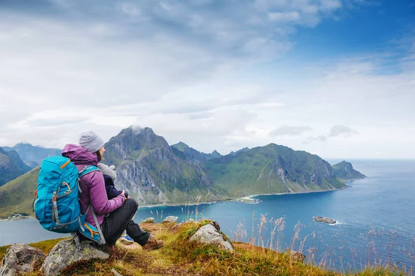 Mãe Filho Felizes Viajam Juntos Desfrutam Vista Lofotes Norway Viagem — Fotografia de Stock