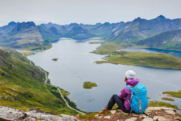 Femeie Excursionist Bucură Priveliștea Stâncă Norvegia Lofotens — Fotografie, imagine de stoc