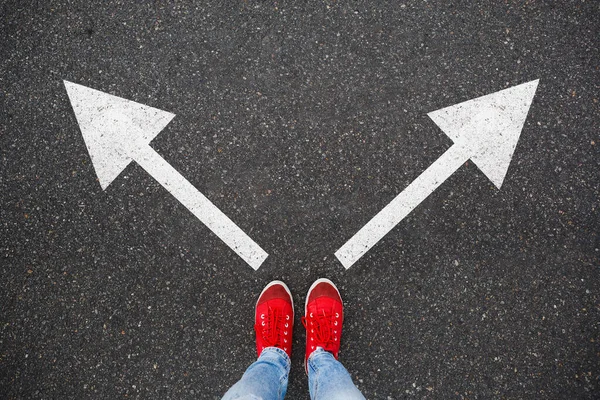 Rote Turnschuhe Auf Der Asphaltstraße Mit Gezeichneten Pfeilen Die Zwei — Stockfoto