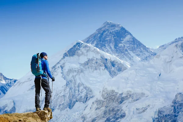 在喜马拉雅山徒步旅行 与地球最高峰珠穆朗玛峰面对面 旅游体育生活方式概念 — 图库照片