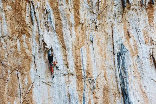 Krachtige Rotsklimmer Klimmend Een Grote Rotswand — Stockfoto