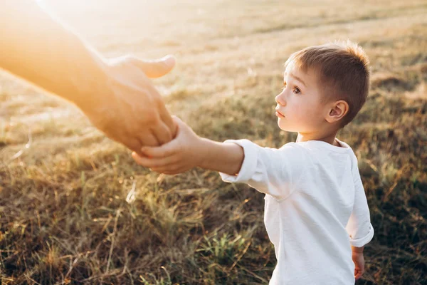 Baba Çocuğa Elini Uzatır Aile Kavramına Güvenir — Stok fotoğraf
