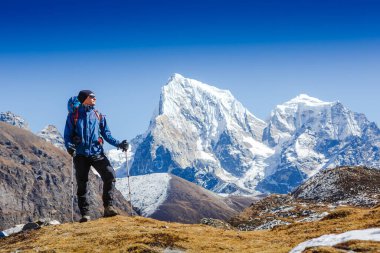 Aktif yürüyüşçü yürüyüşü, manzaranın tadını çıkarmak, Himalaya Dağları manzarasına bakmak. Seyahat sporu yaşam tarzı konsepti