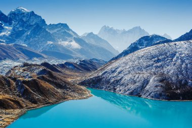 Gokyo Gölü ve Ngozumba buzulu. Himalayalar. Sabah erkenden. Gokyo Ri 'den görüntü