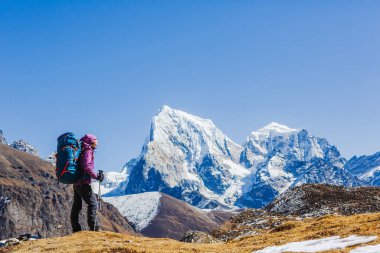 Sırt çantalı bir gezgin Himalaya 'nın arka planında güzel manzarası olan dağlarda yürüyüş yapıyor. Dağcılık sporu yaşam tarzı konsepti