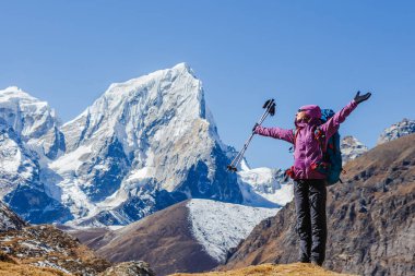 Himalaya dağlarında yürüyüş. Sırt çantalı bir gezgin dağlarda yürüyüş yapıyor. Seyahat sporu yaşam tarzı konsepti