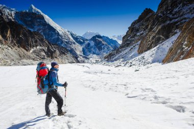 Erkek gezgin Himalayalar 'da dağ yürüyüşünün tadını çıkarıyor. Seyahat, macera, spor konsepti