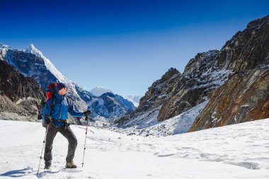 Aktif yürüyüşçü yürüyüşü, manzaranın tadını çıkarmak, Himalaya Dağları manzarasına bakmak. Seyahat sporu yaşam tarzı konsepti