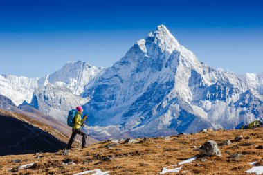 Dünya 'nın en yüksek dağı olan Everest Dağı ile Himalaya dağlarında yürüyüş yapan kadın gezgin. Seyahat sporu yaşam tarzı konsepti