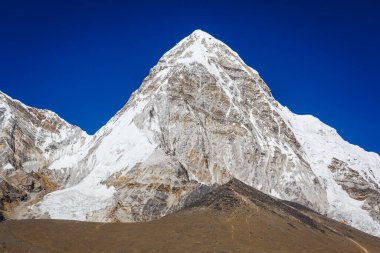 CIn dağ Zirvesi ünlü Everest Base Camp trek Himalayalar'da, Nepal