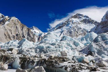 Himalayalar, Nepal 'deki Everest Ana Kampı' ndaki Khumbu buzuluna yaklaş. Himalaya buzullarını sersemletiyorum.