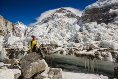 Aktif yürüyüşçü yürüyüşü, manzaranın tadını çıkarmak, Himalaya Dağları manzarasına bakmak. Khumbu vadisi. Everest Ana Kamp Yürüyüşü. dağcılık sporları yaşam tarzı konsepti