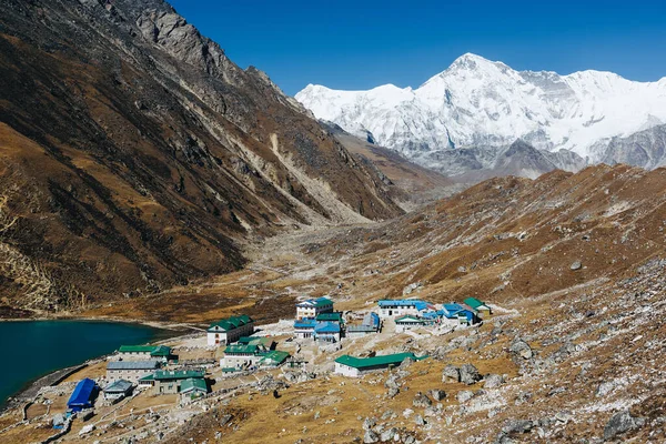 Montagna Cho Oyu Con Villaggio Gokyo Himalaya Paesaggio Montano — Foto Stock