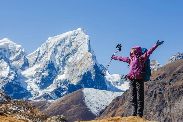 Wandelen Himalaya Bergen Vrouw Reiziger Met Rugzak Wandelen Bergen Reissport — Stockfoto