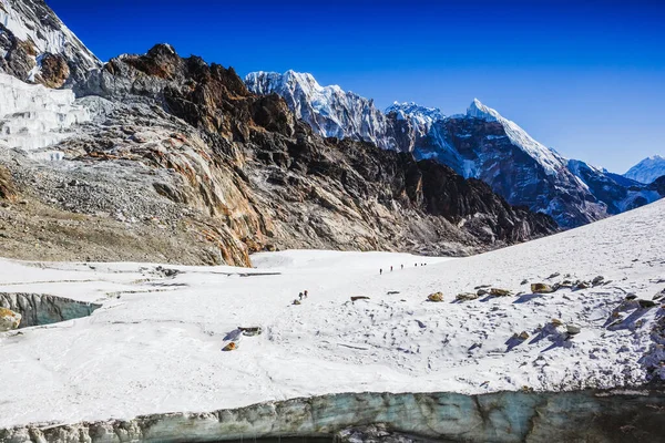 Hikers Walking Glacier Nepal Himálajské Pohoří Cesta Cho Pass Everest — Stock fotografie