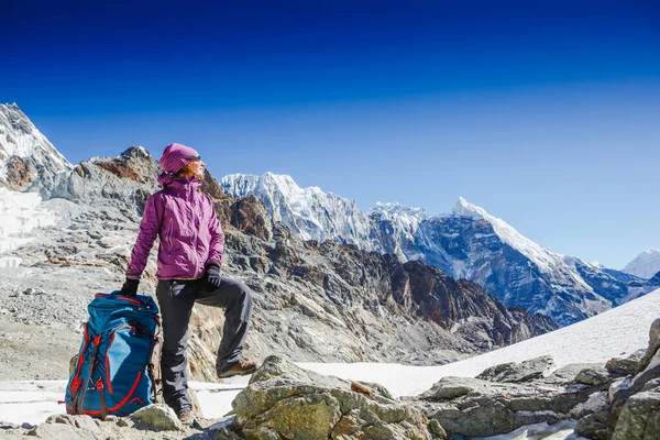 Woman Traveler Hiking Himalaya Mountains Snowy Mountain Ridge Travel Sport — Stock Photo, Image