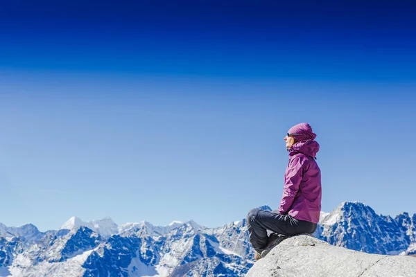 Mujer Viajero Senderismo Las Montañas Del Himalaya Con Cresta Montaña —  Fotos de Stock