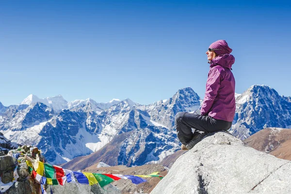 Kadın Gezgin Arka Planda Himalayalar Güzel Yaz Manzarasıyla Dağlarda Oturuyor — Stok fotoğraf