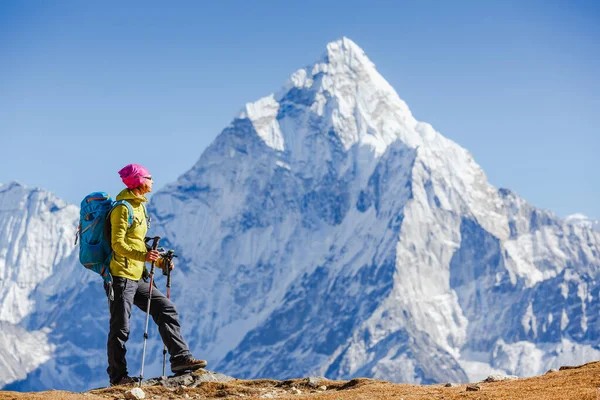 Senderismo Las Montañas Del Himalaya Mujer Viajera Con Mochila Senderismo —  Fotos de Stock