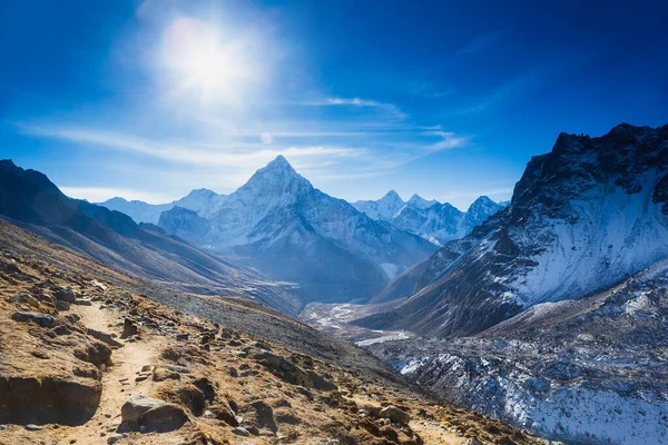 mount Ama Dablam güzel manzarasına ve Khumbu Vadisi ile Everest ana kampı, Sagarmatha Milli Parkı, herhangi bir zamanda alan, Nepal giderken güzel gök