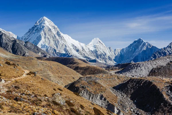 Pumori Βουνό Κορυφής Σχετικά Διάσημο Κατασκήνωση Βάσης Του Έβερεστ Οδοιπορικό — Φωτογραφία Αρχείου